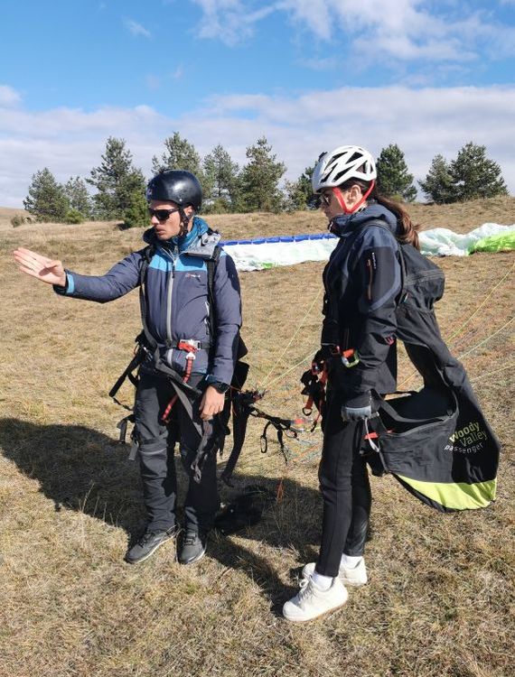 tandem paraglajding priprema za poletanje